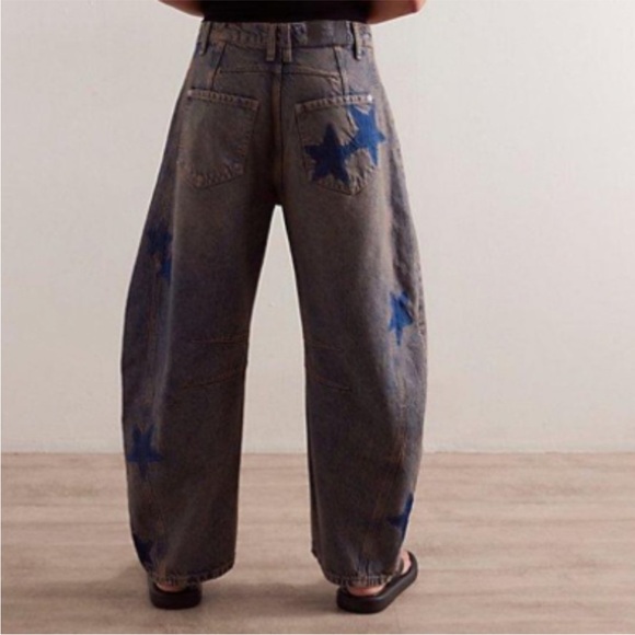 FREE PEOPLE WE THE FREE GOOD LUCK BARREL JEANS SHADOW STAR PRINT SIZE 29 - Picture 2 of 12